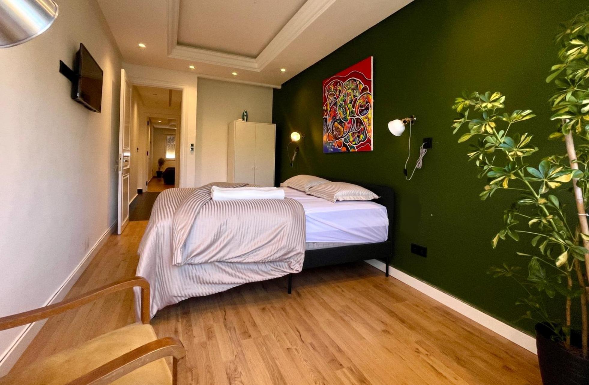 Emeralds House Apartment